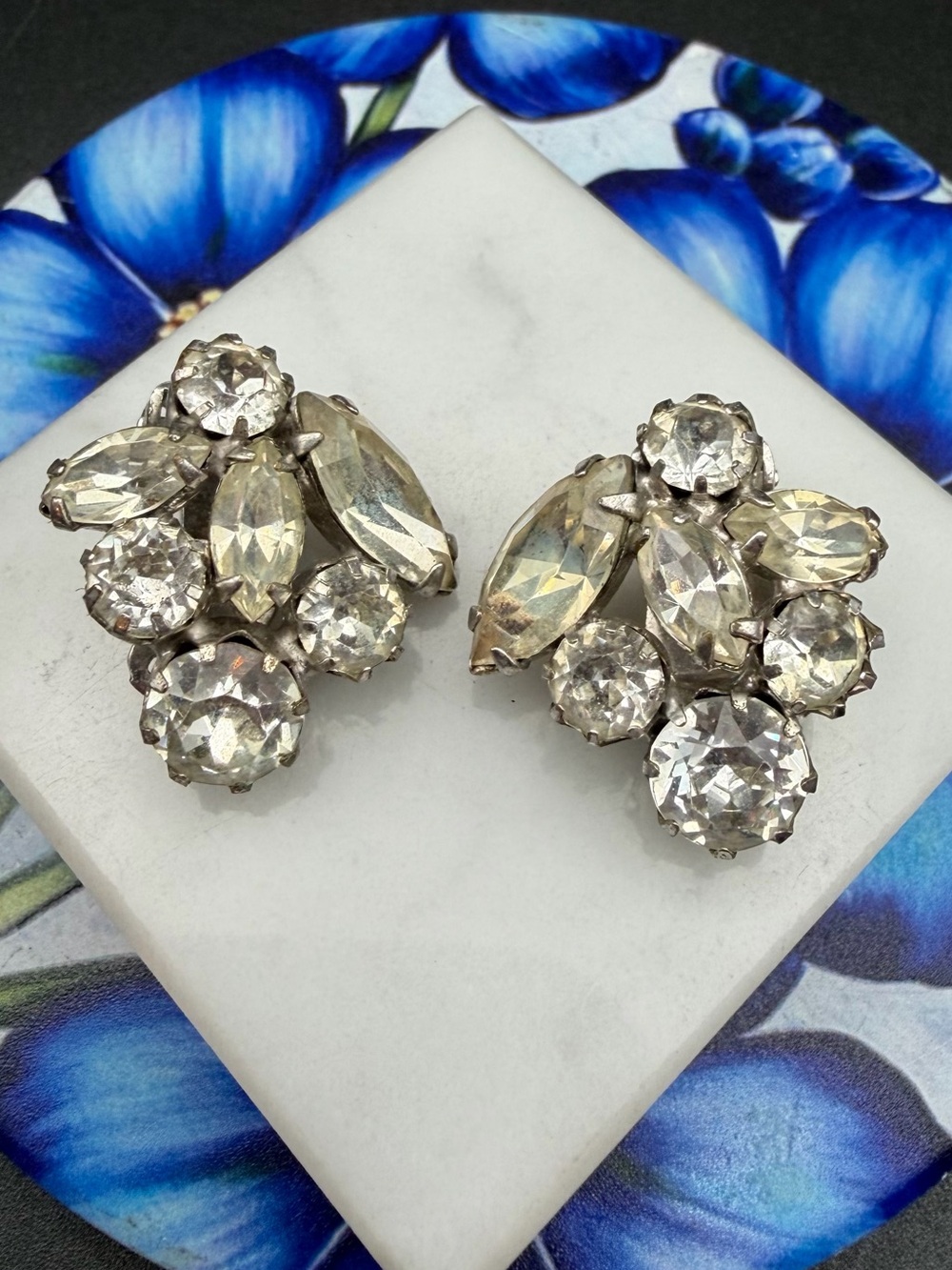 Vintage Weiss Rhinestone Clip On Earrings #419